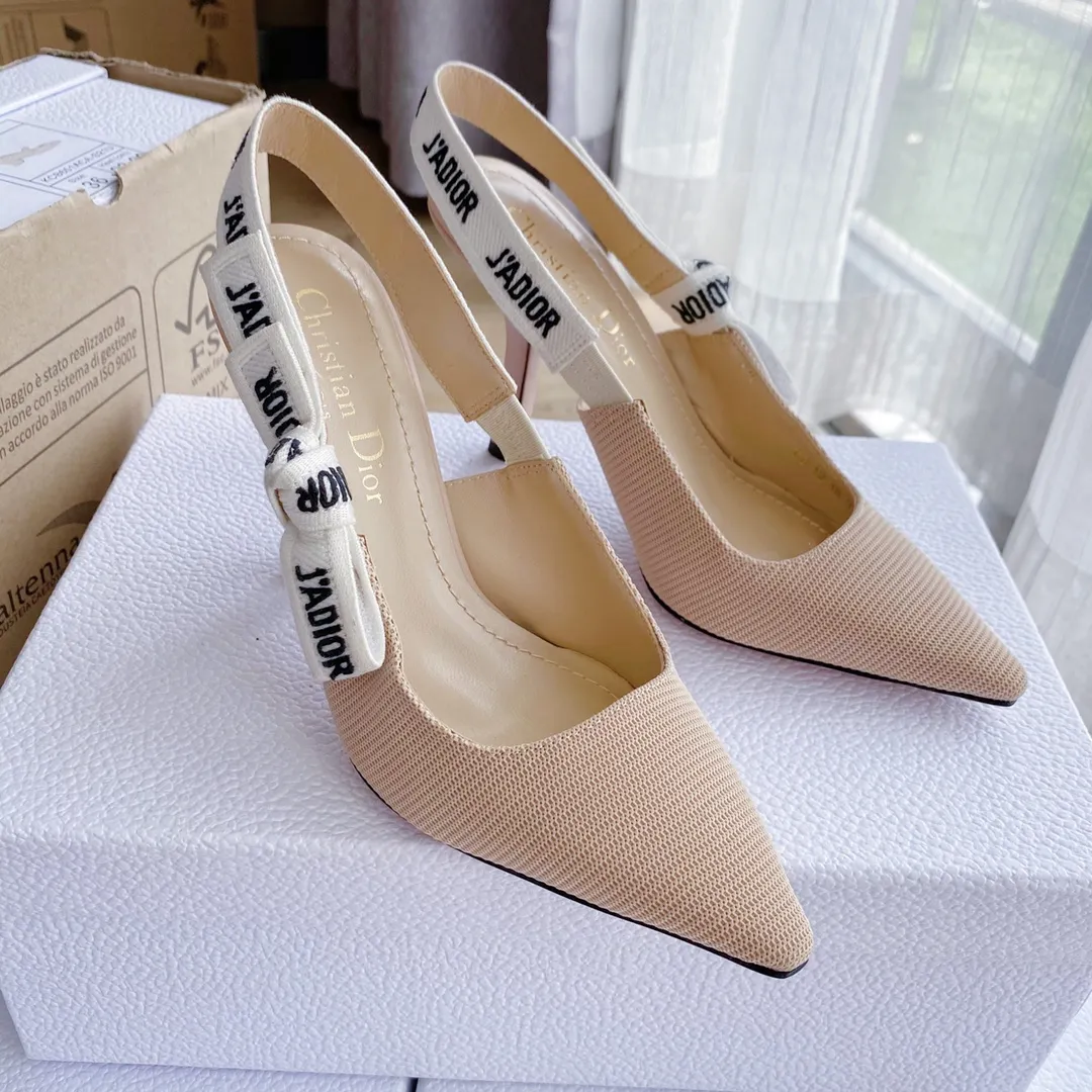 👟👟Ex-factory price 440👟👟 Developed one-to-one from the original version, 👠👠✨ ✨Dior’s popular sandals are new🔥 🔥 The same style as the most popular internet celebrities and celebrities of the year💁 💁. Imported fabric, lining and feet are made of calfskin lining🐑. Original molded heel, heel height 10Cm 6.5cm💘 Original molded metal outsole with five-pointed star LOGO mark✨. Original bow, 💅 Italian leather outsole. 👄💋 Full set of packaging (bags, cards, invoices, one-to-one wrapping paper) 34 40 41 customized